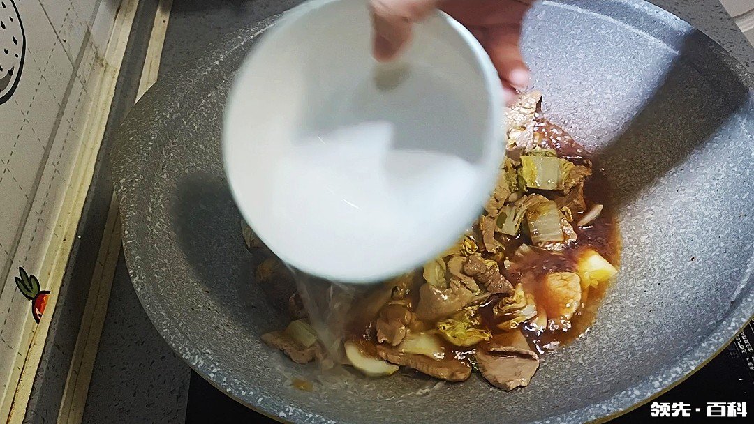 秋冬季节一定要吃的猪肉白菜炖粉条，一家怎么做好吃