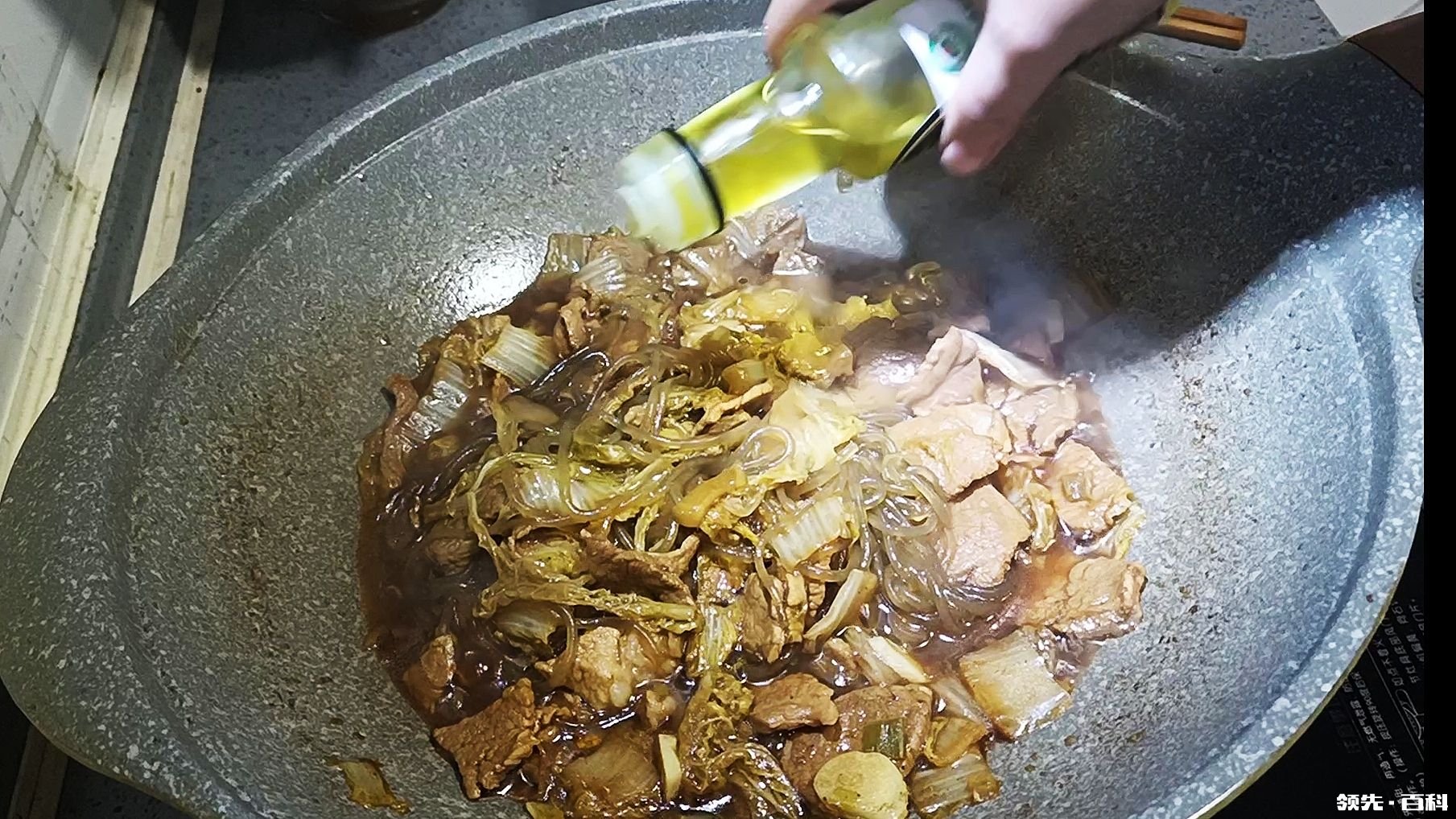 秋冬季节一定要吃的猪肉白菜炖粉条，一家怎么做好吃